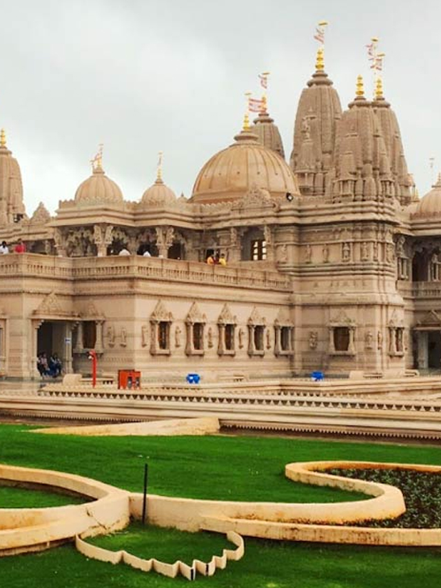 Graffiti reading “Khalistan zindabad” was found on a Hindu temple in Toronto, and both India and Canada condemned the act.
